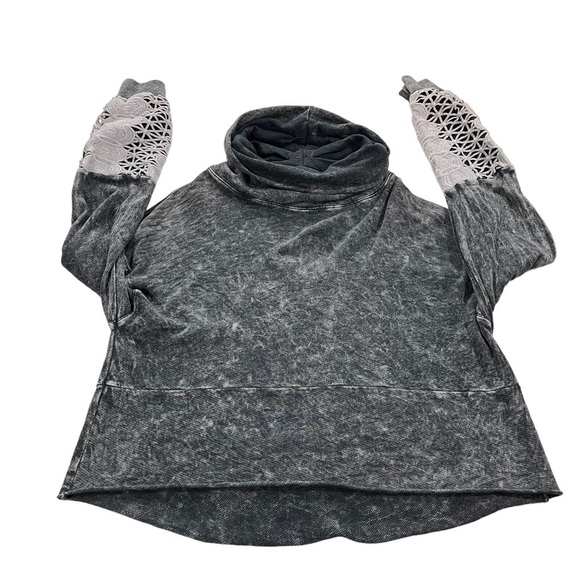 Gimmicks BKE Women Grey Acid Wash Cowl Neck Crochet Long Sleeve Sweater Sz Sm - Picture 4 of 12